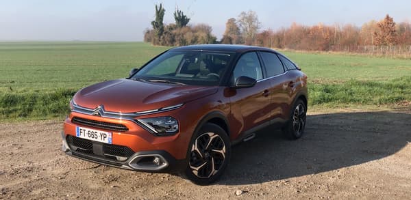 Présentée comme une berline, cette nouvelle C4 emprunte quelques codes aux SUV. Présentée comme une berline, cette nouvelle C4 emprunte quelques codes aux SUV.