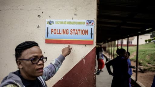 Mise en place le 20 septembre 2018 à Lobamba d'un bureau de vote pour des élections législatives au eSwatini.