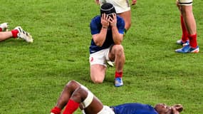 L'immense déception d'Antoine Dupont après la défaite du XV de France face à l'Afrique du Sud (28-29) en quart de finale de la Coupe du monde, le 15 octobre 2023