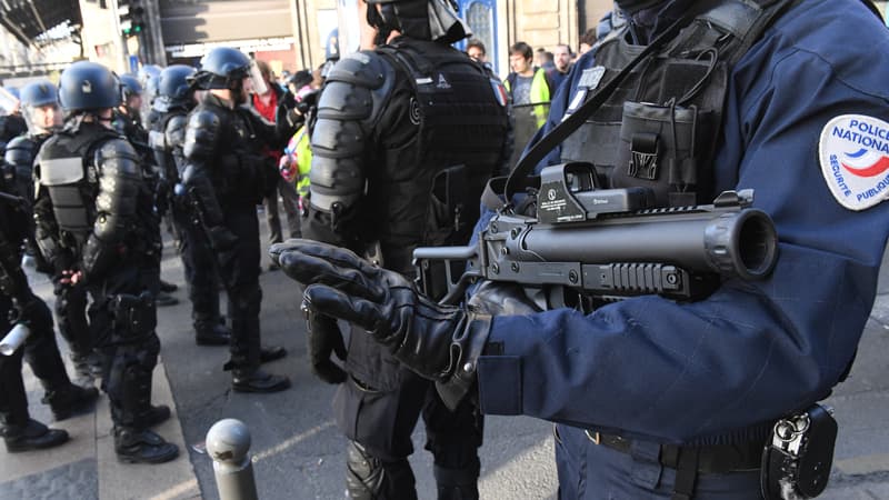 Un policier tient un lanceur de balles de défense, le 2 mars 2019 à Bordeaux. (Photo d'illustration)