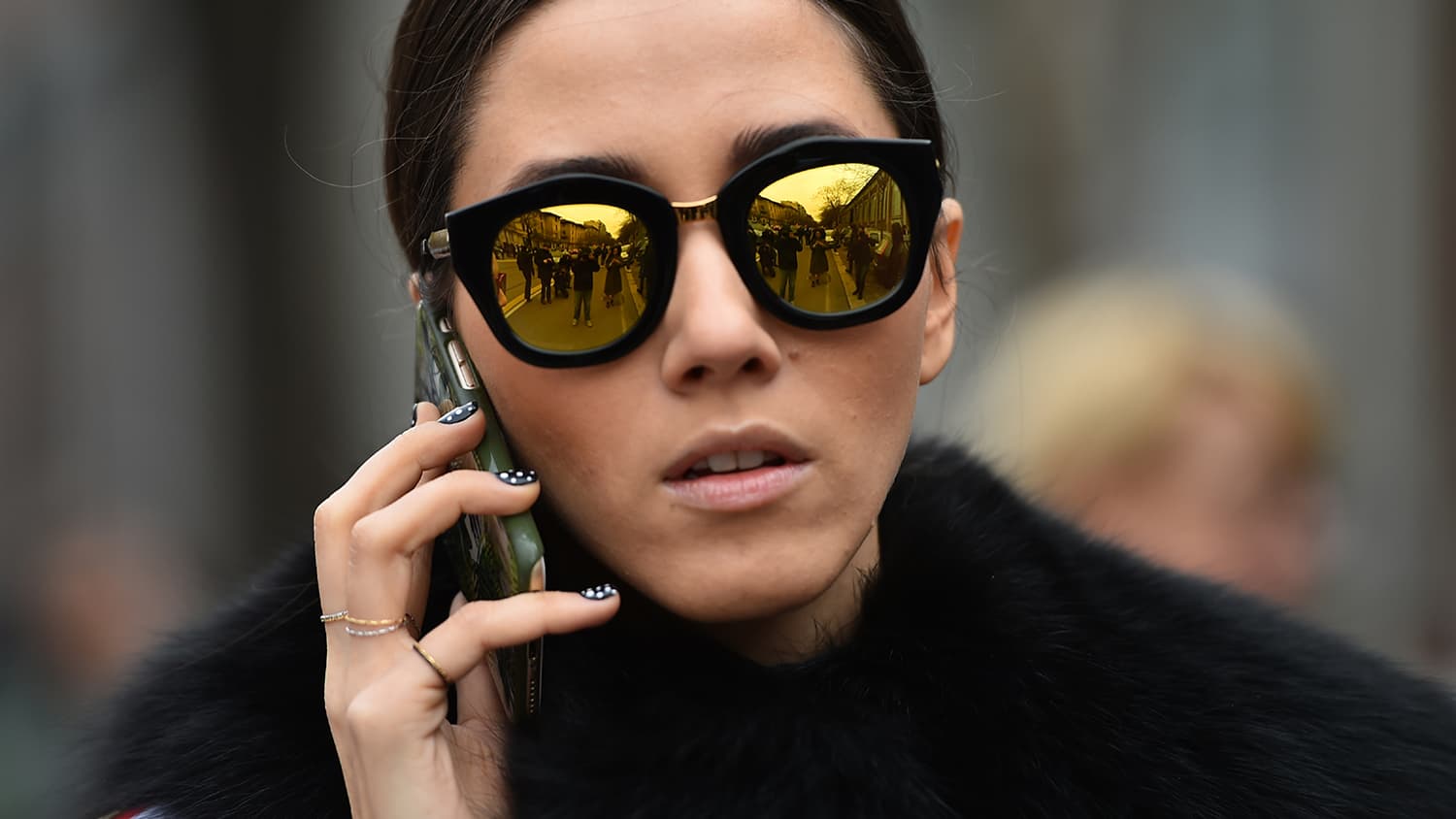 Une invité à un défilé pendant la Fashion Week