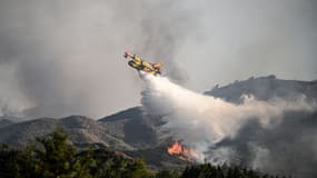 Un avion largue de l'eau sur un feu de forêt à Vati, sur l'île de Rhodes (Grèce), le 25 juillet 2023.