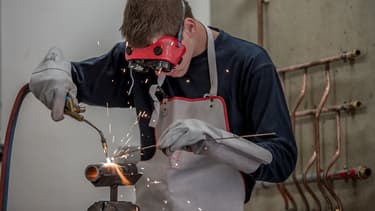 Pour les apprentis, rien ne change: leur salaire reste le même, et ils continuent de cotiser.