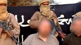 Image d'une vidéo diffusée par Aqmi montrant deux otages français avec leurs ravisseurs.