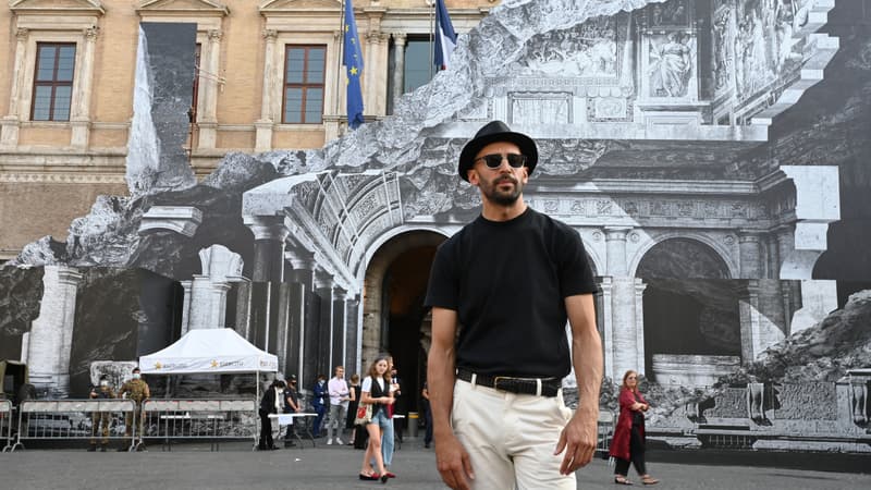 L'artiste JR devant sa dernière œuvre à Rome, le 21 juillet