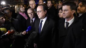 François Hollande, accompagné de Bernard Cazeneuve et de Manuel Valls, devant le Bataclan après les attaques du 13-Novembre.