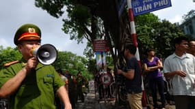 Des policiers demandent aux passants de s'éloigner, non loin de l'ambassade de Chine à Hanoi, le 18 mai 2014.