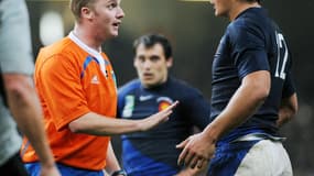 Wayne Barnes et Yannick Jauzion lors du quart de finale de la Coupe du monde 2007