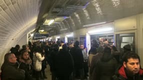 Les quais du métro étaient bondés ce lundi matin.