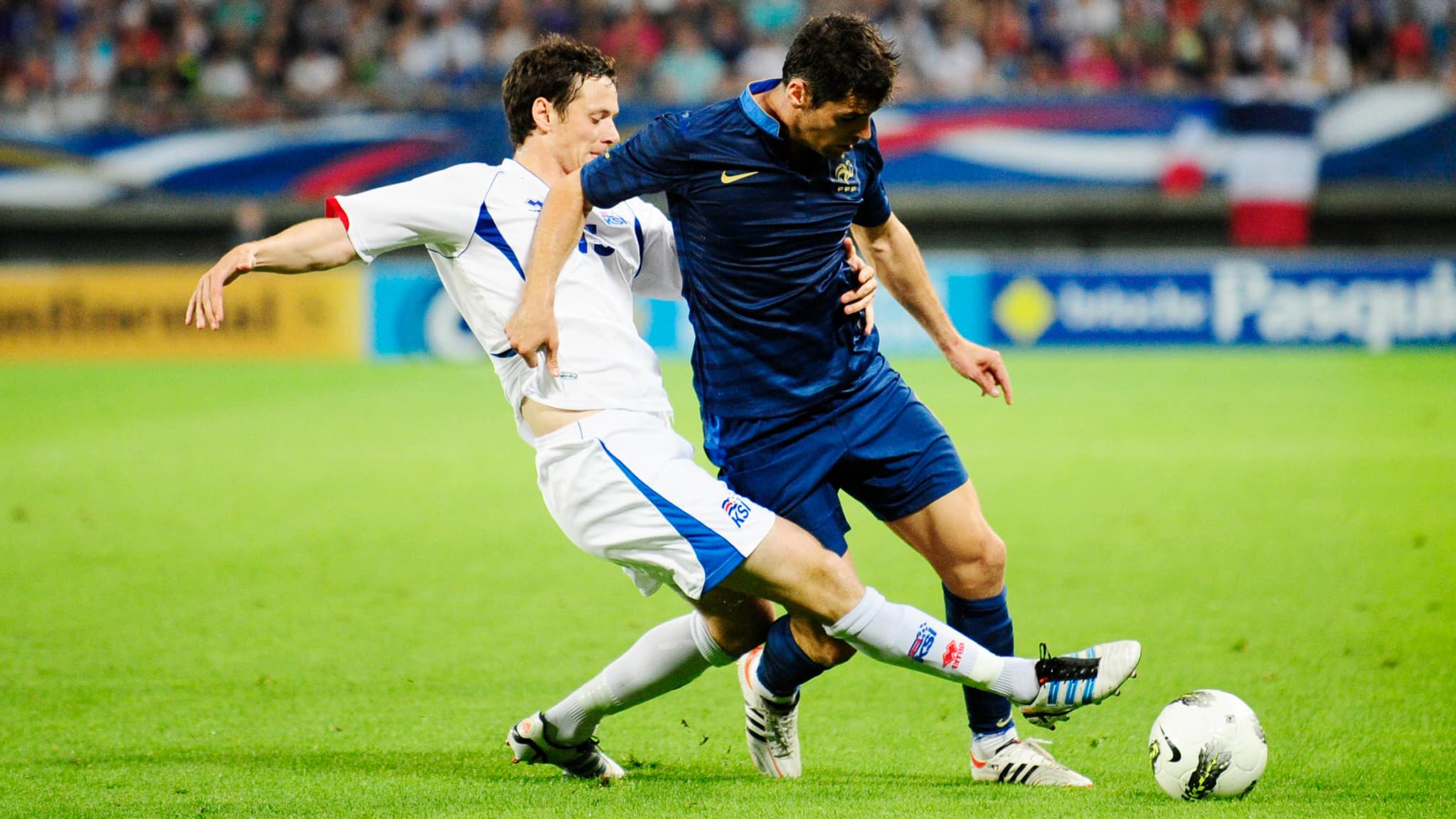 Yoann Gourcuff taclé par un joueur islandais en mai 2012