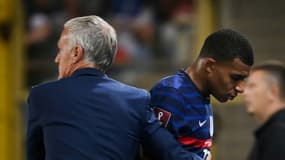 L'attaquant Kylian Mbappé, remercié par le sélectionneur Didier Deschamps, lors de son remplacement  pendant le match contre la Bosnie-Herzégovine, comptant pour les qualifications pour le Mondial-2022 au Qatar, le 1er septembre 2021 à Strasbourg 