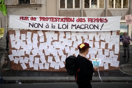 Affiche contre les mesures de la loi Macron, le 9 avril 2015 à Paris, dans le cadre d'une journée de mobilisation contre les mesures d'austérité Affiche contre les mesures de la loi Macron, le 9 avril 2015 à Paris, dans le cadre d'une journée de mobilisation contre les mesures d'austérité