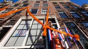 A Amsterdam, lundi. Les rues de la capitale des Pays-Bas ont été parées d'orange et de drapeaux néerlandais à l'approche de la transition sur le trône d'Orange. La reine Beatrix va abdiquer pour laisser la place à son fils le prince Willem-Alexander, qui