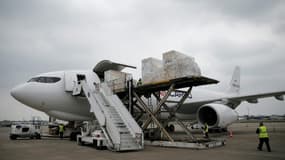 Chargement de matériel médical à destination de l'Inde à bord d'un avion cargo, le 1er mai 2021 à l'aéroport parisien de Roissy-Charles de Gaulle 
