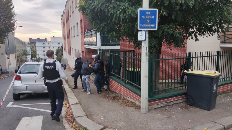 Les forces de l'ordre ont formé une colonne d'assaut pour interpeller le quadragénaire dans son appartement.