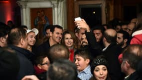 Une photo obtenue depuis le compte Facebook de la présidence syrienne montre le président Bachar al-Assad et sa femme dans l'église Notre-Dame de Damas, le 18 décembre 2015