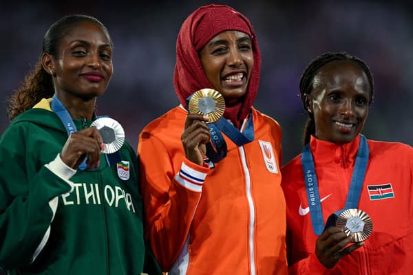 La championne olympique du marathon Sifan Hassan et les médaillée d'argent et de bronze, Tigst Assefa et Hellen Obiri, honorée avec la remise des médailles lors de la cérémonie d'ouverture des JO de Paris 2024, 11 août 2024