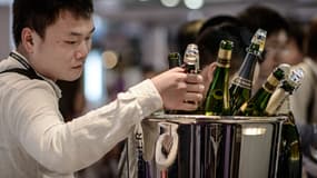 Un Chinois au salon du vin de Hong Kong, en mai 2014, regardant des bouteilles de Champagne. 