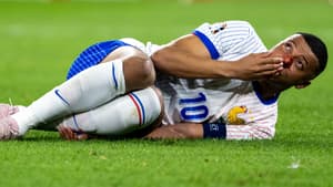 Kylian Mbappé allongé sur la pelouse après sa blessure lors du match contre l'Autriche à l'Euro, le 17 juin 2024
