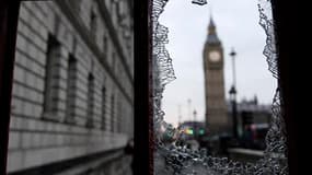 Cabine téléphonique endommagée à proximité de Big Ben, à Londres, après des heurts entre manifestants et policiers jeudi. Les étudiants britanniques ont promis vendredi de poursuivre leur mouvement de contestation contre la hausse des frais universitaires