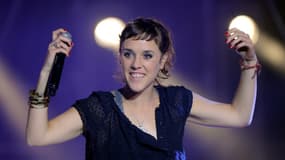 La chanteuse Zaz après avoir reçu le prix de la meilleure chanson originale de l'année pour "Je Veux" lors des 26e Victoires de la Musique, le 1er mars 2011 au Palais des Congrès à Paris