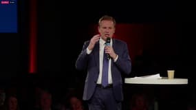 Lors de son meeting, Nicolas Dupont-Aignan parle du "cauchemar" d'imaginer "Macron réélu 5 ans de plus"