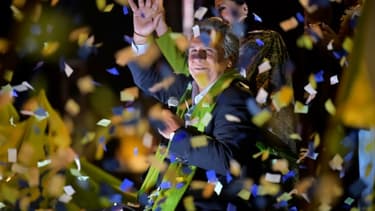 Le candidat socialiste à la présidentielle Lenin Moreno salue ses supporters, le 2 avril 2017 à Quito, en Equateur