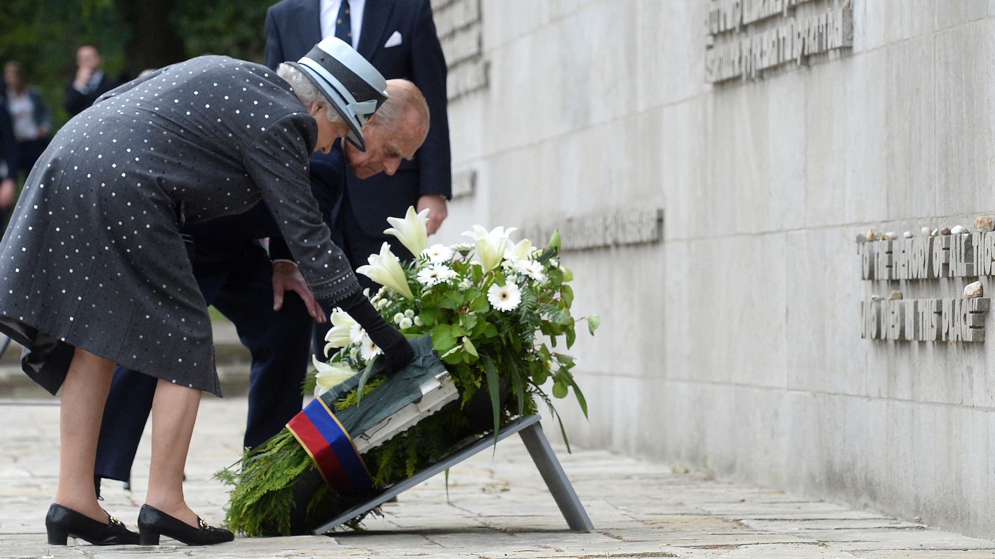 La reine Elizabeth et le prince Philip déposant une gerbe au mémorial du camp de concentration de Bergen-Belsen, le 26 juin 2015. La reine Elizabeth et le prince Philip déposant une gerbe au mémorial du camp de concentration de Bergen-Belsen, le 26 juin 2015.