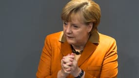 L'Union européenne doit avoir des pouvoirs d'intervention clairement définis pour réagir lorsqu'un Etat membre viole les règles budgétaires communes, a déclaré jeudi la chancelière Angela Merkel lors d'un discours au Bundestag, à quelques heures du sommet