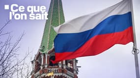 Le drapeau russe flottant devant un des tours du Kremlin à Moscou (Russie) le 26 février 2022.