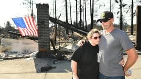 Charlie et Kate Higgins se réconfortent devant les décombres brûlés de leur maison à Santa Rosa, en Californie