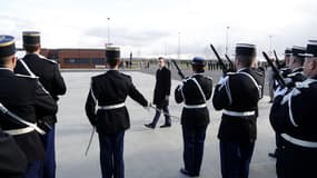 Emmanuel Macron passant en revue des soldats. 