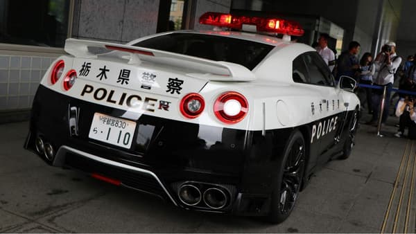 L'arrière de la Nissan GT-R de la police japonaise L'arrière de la Nissan GT-R de la police japonaise
