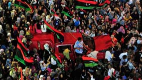 A Benghazi, fief de l'insurrection dans l'Est, plusieurs milliers de personnes se sont rassemblées dans le centre ville pour célébrer l'entrée des insurgés dans Tripoli, où des milliers d'habitants sont également descendus dans les rues. Les combattants r
