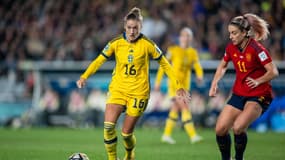 Filippa Angeldahl face à Alexia Putellas lors de Suède-Espagne, le 15 août 2023.