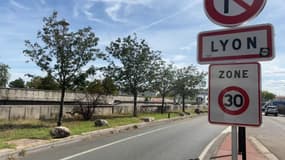 Le 30 mars 2022, la vitesse a été abaissée à 30 km/h sur l'ensemble des routes de la métropole lyonnaise.