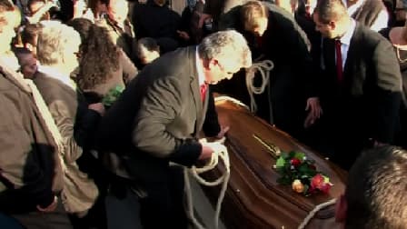 Une foule nombreuse s'est recueillie sur le cercueil de Manitas de Plata.