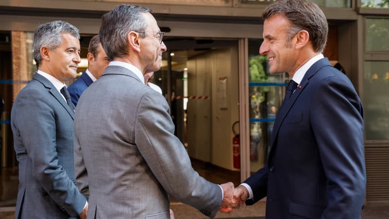 Le ministre de l'Intérieur Bruno Retailleau (à gauche) serrant la main du président de la République Emmanuel Macron (à droite) devant le ministère de l'Intérieur à Paris le 14 mai 2025.