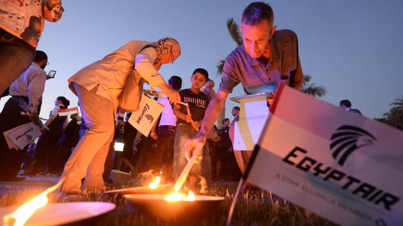 Veillée à la chandelle près de l'opéra du Caire, le 26 mai 2016, pour les 66 victimes du vol MS804 d'EgyptAir qui s'est abîmé en Méditerranée le 19 mai.