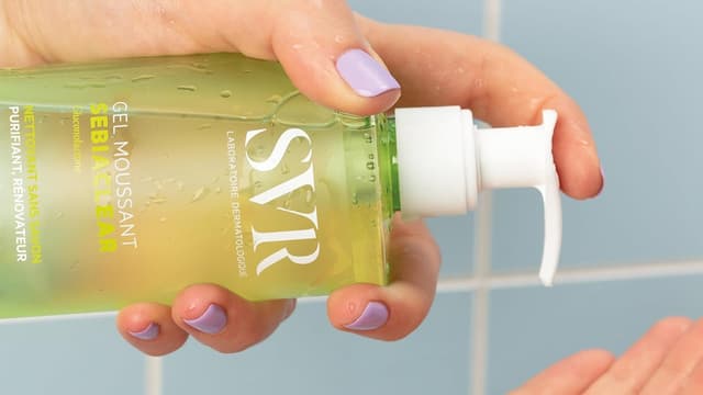 Ce gel moussant nettoyant SVR promet diminution de l’acné et peau toute lisse

