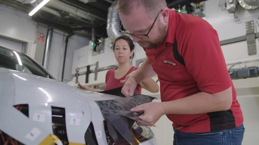 La pose des différentes supports de l'encre électronique sur la carrosserie du BMW iX