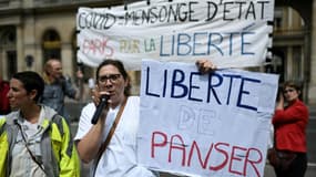 Manifestation contre la loi instaurant une obligation vaccinale pour les soignants devant le Conseil constitutionnel à Paris le 5 août 2021 (Photo d'illustration).