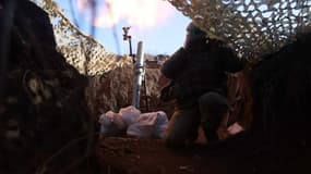 Un tir de mortier dans une tranchée ukrainienne à Bakhmout, en Ukraine, le 27 janvier 2023