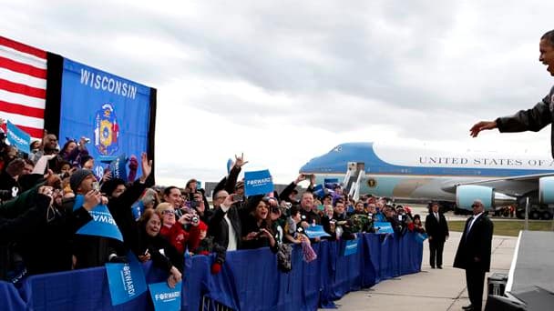 A cinq jours de l'élection présidentielle américaine, Barack Obama est toujours crédité d'une avance minime sur son rival républicain Mitt Romney, selon un sondage quotidien Reuters/Ipsos. /Photo prise le 1er novembre 2012/REUTERS/Larry Downing