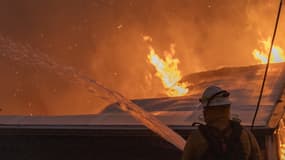 Un pompier lutte contre un incendie à Camarillo, en Californie, le 6 novembre 2024 (Illustration)