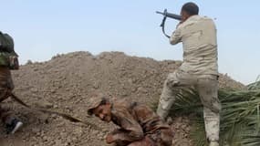 Les forces irakiennes font feu derrière une ligne de front, dans le sud de Fallouja, le 31 mai 2016. (Photo d'illustration) 