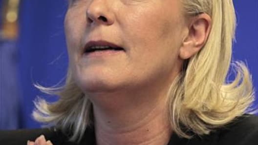 Marine Le Pen lors de ses voeux à la presse. La présidente du Front national a déclaré jeudi tabler sur une sortie de l'euro et un coup d'arrêt à l'immigration pour ramener la France à l'équilibre budgétaire à l'horizon 2017. /Photo prise le 5 janvier 201