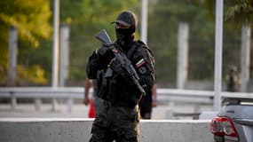 Un membre de la Garde nationale monte la garde à l'entrée du Fuerte Tiuna, le plus grand complexe militaire du Venezuela, à Caracas, le 3 janvier 2026, après que les forces américaines ont capturé le dirigeant vénézuélien Nicolas Maduro à la suite d'une "frappe à grande échelle" contre ce pays d'Amérique du Sud