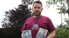 Le passionné d'histoire Nicolas Bucourt, tenant les portraits des deux parachutistes tués lors du raid de Bruneval en 1942.