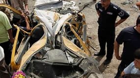 Sur les lieux d'un attentat suicide près de l'ambassade iranienne à Bagdad. Trois kamikazes ont fait sauter des voitures piégées à quelques instants d'intervalle lors d'une opération coordonnée visant des missions étrangères dimanche dans le centre de la